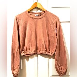 NWOT Aritzia Cropped Long Sleeve 100% Cotton Crew Neck Top Peach
Size M